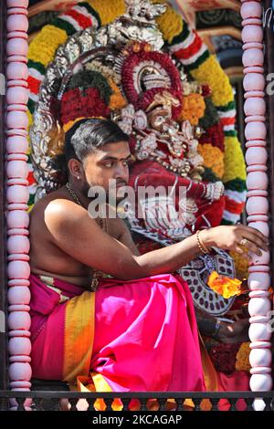 Il sacerdote Tamil Hindu siede all'interno del carro mentre i devoti tirano il carro massiccio che porta l'idolo di Lord Vinayagar durante il Vinayagar Ther Thiruvizha Festival in un tempio Tamil Hindu in Ontario, Canada, il 23 luglio 2016. Questo festival fa parte del festival di 15 giorni che onora Lord Ganesh che culmina con una stravagante processione dei carri. (Foto di Creative Touch Imaging Ltd./NurPhoto) Foto Stock