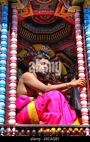 Il sacerdote Tamil Hindu siede all'interno del carro mentre i devoti tirano il carro massiccio che porta l'idolo di Lord Vinayagar durante il Vinayagar Ther Thiruvizha Festival in un tempio Tamil Hindu in Ontario, Canada, il 23 luglio 2016. Questo festival fa parte del festival di 15 giorni che onora Lord Ganesh che culmina con una stravagante processione dei carri. (Foto di Creative Touch Imaging Ltd./NurPhoto) Foto Stock