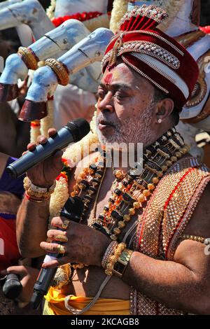 Il sacerdote Tamil indù recita preghiere speciali per onorare Lord Vinayagar durante il Vinayagar Ther Thiruvizha Festival in un tempio Tamil indù in Ontario, Canada, il 23 luglio 2016. Questo festival fa parte del festival di 15 giorni che onora Lord Ganesh e culmina con una stravagante processione dei carri. (Foto di Creative Touch Imaging Ltd./NurPhoto) Foto Stock