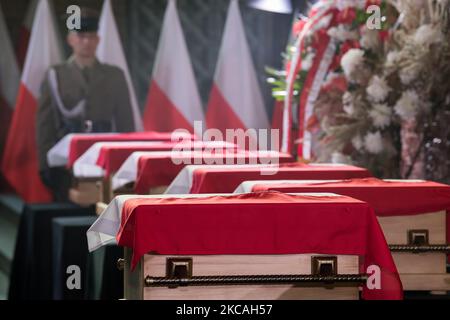 Danzica, Polonia. 4th novembre 2022. I funerali di stato dei nove soldati e del loro comandante, il maggiore Henryk Sucharski, difensori occidentali della seconda guerra mondiale che pensarono contro l'invasione tedesca nazista della Polonia nel settembre 1939. Resti di nove soldati sono stati scoperti dagli archeologi nel 2019 © Wojciech Strozyk / Alamy Live News Foto Stock