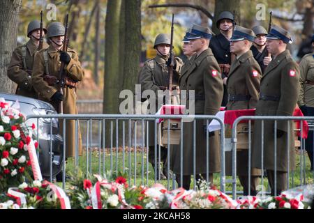 Danzica, Polonia. 4th novembre 2022. I funerali di stato dei nove soldati e del loro comandante, il maggiore Henryk Sucharski, difensori occidentali della seconda guerra mondiale che pensarono contro l'invasione tedesca nazista della Polonia nel settembre 1939. Resti di nove soldati sono stati scoperti dagli archeologi in 2019© Wojciech Strozyk / Alamy Live News Foto Stock