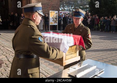 Danzica, Polonia. 4th novembre 2022. I funerali di stato dei nove soldati e del loro comandante, il maggiore Henryk Sucharski, difensori occidentali della seconda guerra mondiale che pensarono contro l'invasione tedesca nazista della Polonia nel settembre 1939. Resti di nove soldati sono stati scoperti dagli archeologi nel 2019 © Wojciech Strozyk / Alamy Live News Foto Stock