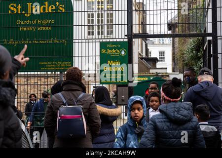 I genitori aspettano i loro figli di fronte alla scuola elementare nel sud di Londra, mentre le scuole in Inghilterra riaprono il 8 marzo 2021. L'apertura delle scuole è un primo passo della mappa stradale di PM Boris Johnson che gradualmente solleverà tutte le restrizioni di blocco di Coronavirus. (Foto di Dominika Zarzycka/NurPhoto) Foto Stock