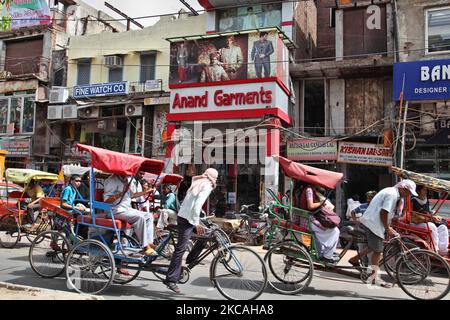 Risciò visto lungo una delle strade trafficate al mercato Chandni Chowk nella vecchia Delhi, India. Chandni Chowk è il più grande mercato all'ingrosso dell'Asia. La leggenda vuole che l'imperatore Mughal Shah Jahan progettò Chandni Chowk nel 17th ° secolo in modo che sua figlia potesse acquistare per tutto ciò che voleva. Chandni Chowk, che significa piazza illuminata dalla luna o mercato rimane una delle zone più affollate, caotiche e famose della città. (Foto di Creative Touch Imaging Ltd./NurPhoto) Foto Stock