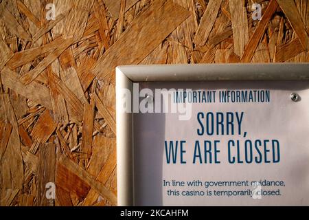 Un cartello informa i clienti della temporanea chiusura di un casinò a bordo su Coventry Street, accanto a Leicester Square a Londra, Inghilterra, il 8 marzo 2021. Oggi ha segnato la prima fase dell’allentamento del blocco del coronavirus in tutta l’Inghilterra, con la riapertura delle scuole e l’allentamento di alcuni limiti sui contatti sociali. I negozi non essenziali, i bar, i ristoranti e le altre aziende di ospitalità rimangono comunque chiusi e riapriranno solo il mese prossimo secondo gli orari attuali. (Foto di David Cliff/NurPhoto) Foto Stock