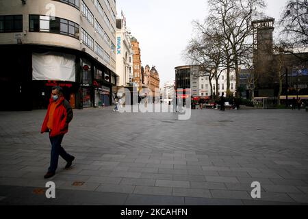 Un uomo che indossa una maschera facciale passa accanto a cinema chiusi, casinò e ristoranti in una vicina e deserta Leicester Square a Londra, Inghilterra, il 8 marzo 2021. Oggi ha segnato la prima fase dell’allentamento del blocco del coronavirus in tutta l’Inghilterra, con la riapertura delle scuole e l’allentamento di alcuni limiti sui contatti sociali. I negozi non essenziali, i bar, i ristoranti e le altre aziende di ospitalità rimangono comunque chiusi e riapriranno solo il mese prossimo secondo gli orari attuali. (Foto di David Cliff/NurPhoto) Foto Stock