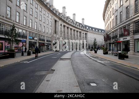 I negozi temporaneamente chiusi si trovano in una vicina Regent Street a Londra, Inghilterra, il 8 marzo 2021. Oggi ha segnato la prima fase dell’allentamento del blocco del coronavirus in tutta l’Inghilterra, con la riapertura delle scuole e l’allentamento di alcuni limiti sui contatti sociali. I negozi non essenziali, i bar, i ristoranti e le altre aziende di ospitalità rimangono comunque chiusi e riapriranno solo il mese prossimo secondo gli orari attuali. (Foto di David Cliff/NurPhoto) Foto Stock