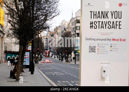 Il 8 marzo 2021, la gente passa accanto a negozi temporaneamente chiusi su una Oxford Street vicino deserta a Londra, Inghilterra. Oggi ha segnato la prima fase dell’allentamento del blocco del coronavirus in tutta l’Inghilterra, con la riapertura delle scuole e l’allentamento di alcuni limiti sui contatti sociali. I negozi non essenziali, i bar, i ristoranti e le altre aziende di ospitalità rimangono comunque chiusi e riapriranno solo il mese prossimo secondo gli orari attuali. (Foto di David Cliff/NurPhoto) Foto Stock