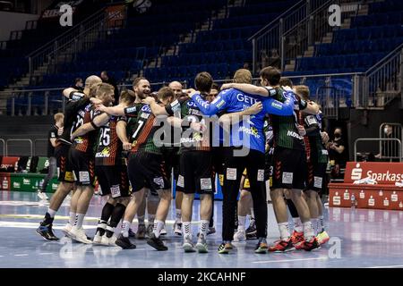 I giocatori di SC Magdeburg festeggiano dopo il loro fianco nella partita LIQUI MOLY Handball-Bundesliga tra SC Magdeburg e HSC 2000 Coburg al GETEC-Arena il 07 marzo 2021 a Magdeburg, Germania. (Foto di Peter Niedung/NurPhoto) Foto Stock