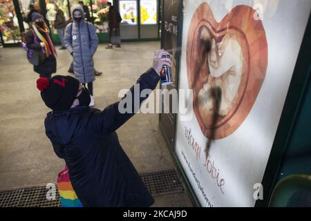 L'attivista Babcia Kasia dipinge il simbolo dello sciopero delle donne sul poster della vita professionale durante la protesta della Giornata internazionale della donna organizzata dallo sciopero della donna a Varsavia, Polonia, il 8 marzo 2021. (Foto di Maciej Luczniewski/NurPhoto) Foto Stock