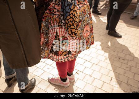 Atene, Grecia, 8th marzo 2021 - una donna con un costume africano che recita "Giornata internazionale della donna". (Foto di Maria Chourdari/NurPhoto) Foto Stock