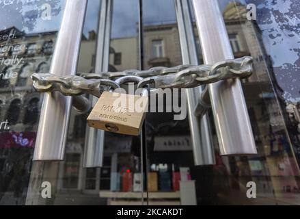 Lucchetto e catena visti su una porta chiusa di un locale commerciale nel centro di Dublino durante il blocco di livello cinque COVID-19. Martedì 9 marzo 2021 a Dublino, Irlanda. (Foto di Artur Widak/NurPhoto) Foto Stock