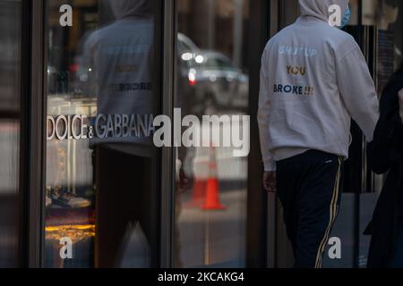 Vista di un negozio di punta Dolce & Gabbana lungo la 5th Avenue a Manhattan, New York, il 9 marzo 2021. Dolce & Gabbana archivia $600 milioni di azioni legali contro 2 blogger di moda che hanno esposto messaggi razzisti dal fondatore (Foto di John Nacion/NurPhoto) Foto Stock