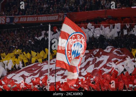 Monaco di Baviera, Germania, 1st novembre 2022. I tifosi del Bayern Munchen sventolano le bandiere e decorano la curva prima di iniziare la partita della UEFA Champions League all'Allianz Arena di Monaco. L'immagine di credito dovrebbe essere: Jonathan Moskrop / Sportimage Foto Stock