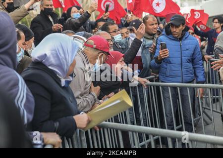 Gli islamisti urlano slogan mentre sollevano bandiere della Tunisia, durante una manifestazione tenuta di fronte alla sede della filiale tunisina dell'Unione internazionale per gli studiosi musulmani (IUMS) nella capitale Tunisi, in Tunisia, il 10 marzo 2021, per protestare contro il presidente del partito libero del destino (PDL), Abir Moussi e i suoi sostenitori, che tengono un sit-in fuori dalla sede della IUMS per chiedere la sua dissoluzione. (Foto di Chardy ben Ibrahim/NurPhoto) Foto Stock