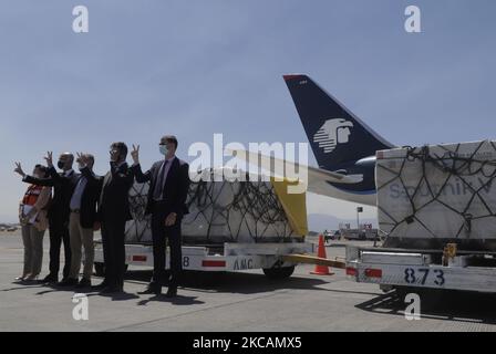 Sbarco di un aereo aereo Aeromexico all'aeroporto internazionale di Città del Messico, con un lotto di 200.000 dosi di vaccino Sputnik V contro COVID-19, proveniente da Mosca via Madrid, ricevuto da Konstantin Dorokhin, Ministro consigliere dell'Ambasciata russa in Messico, E Bernardo Aguilar Calvo, Direttore Generale per l'Europa del Ministero degli Affari Esteri e delle autorità del Ministero della Salute in Messico. (Foto di Gerardo Vieyra/NurPhoto) Foto Stock