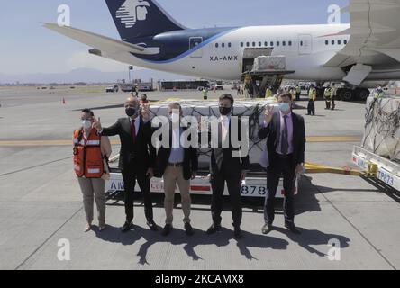 Sbarco di un aereo aereo Aeromexico all'aeroporto internazionale di Città del Messico, con un lotto di 200.000 dosi di vaccino Sputnik V contro COVID-19, proveniente da Mosca via Madrid, ricevuto da Konstantin Dorokhin, Ministro consigliere dell'Ambasciata russa in Messico, E Bernardo Aguilar Calvo, Direttore Generale per l'Europa del Ministero degli Affari Esteri e delle autorità del Ministero della Salute in Messico. (Foto di Gerardo Vieyra/NurPhoto) Foto Stock