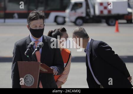 Konstantin Dorokhin, Ministro consigliere dell'Ambasciata russa in Messico, durante lo sbarco di un aereo aereo Aeromexico all'Aeroporto Internazionale di Città del Messico, con un lotto di 200 mila dosi di vaccino Sputnik V contro COVID-19, proveniente da Mosca via Madrid, Tratto dalla recente conversazione tra il presidente del Messico Andres Manuel Lopez Obrador e il suo omologo russo, Vladimir Putin. (Foto di Gerardo Vieyra/NurPhoto) Foto Stock