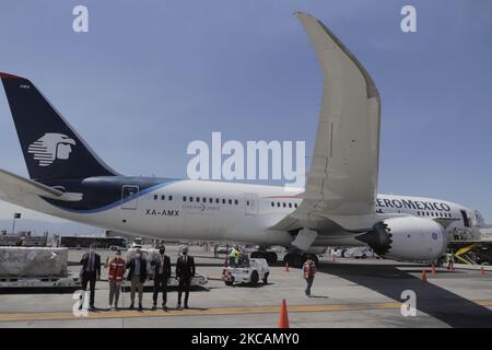 Sbarco di un aereo aereo Aeromexico all'aeroporto internazionale di Città del Messico, con un lotto di 200.000 dosi di vaccino Sputnik V contro COVID-19, proveniente da Mosca via Madrid, ricevuto da Konstantin Dorokhin, Ministro consigliere dell'Ambasciata russa in Messico, E Bernardo Aguilar Calvo, Direttore Generale per l'Europa del Ministero degli Affari Esteri e delle autorità del Ministero della Salute in Messico. (Foto di Gerardo Vieyra/NurPhoto) Foto Stock