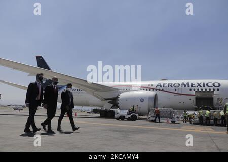 Sbarco di un aereo aereo Aeromexico all'aeroporto internazionale di Città del Messico, con un lotto di 200.000 dosi di vaccino Sputnik V contro COVID-19, proveniente da Mosca via Madrid, ricevuto da Konstantin Dorokhin, Ministro consigliere dell'Ambasciata russa in Messico, E Bernardo Aguilar Calvo, Direttore Generale per l'Europa del Ministero degli Affari Esteri e delle autorità del Ministero della Salute in Messico. (Foto di Gerardo Vieyra/NurPhoto) Foto Stock