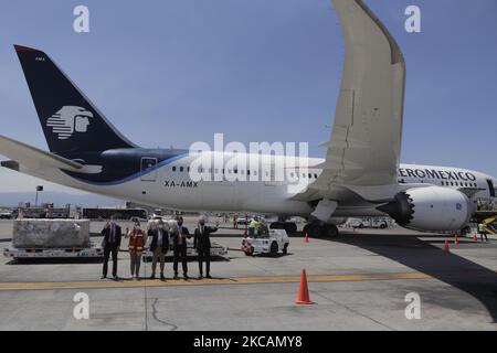 Sbarco di un aereo aereo Aeromexico all'aeroporto internazionale di Città del Messico, con un lotto di 200.000 dosi di vaccino Sputnik V contro COVID-19, proveniente da Mosca via Madrid, ricevuto da Konstantin Dorokhin, Ministro consigliere dell'Ambasciata russa in Messico, E Bernardo Aguilar Calvo, Direttore Generale per l'Europa del Ministero degli Affari Esteri e delle autorità del Ministero della Salute in Messico. (Foto di Gerardo Vieyra/NurPhoto) Foto Stock