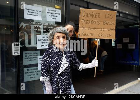 Un burattinaio mostra un cartello con la scritta "Re open theater, assholes, i'm going to die". Gli operatori culturali (attori, artisti dal vivo, musicisti, tecnici, ecc.) e gli attivisti occupano il Teatro Nazionale di Tolosa chiamato 'Theatre de la Cite' per protestare contro la chiusura di tutti i teatri, cinema, sale da concerto, ecc. da parte del governo francese a causa della pandemia del Covid-19 da un anno. Hanno in programma di occupare il teatro il più a lungo possibile come in altri teatri in Francia come Rennes, Pau, Strasburgo, Parigi (Theatre de l'Odeon), ecc. richiedono la riapertura di tutti i luoghi culturali. Chiedono anche Foto Stock