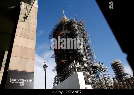 La Torre Elisabetta delle Case del Parlamento (comunemente conosciuta come Big ben) è circondata da impalcature a Londra, Inghilterra, il 11 marzo 2021. Questa settimana ha segnato la prima fase del lockdown easing del coronavirus in tutta l’Inghilterra, con la riapertura delle scuole e l’allentamento di alcuni limiti sui contatti sociali. I negozi non essenziali, i bar, i ristoranti e le altre aziende del settore alberghiero e del tempo libero rimangono tuttavia chiusi e riapriranno solo il mese prossimo secondo gli orari attuali. (Foto di David Cliff/NurPhoto) Foto Stock