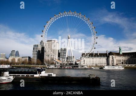 La ruota panoramica del London Eye si trova sulla sponda sud del Tamigi a Londra, in Inghilterra, il 11 marzo 2021. Questa settimana ha segnato la prima fase del lockdown easing del coronavirus in tutta l’Inghilterra, con la riapertura delle scuole e l’allentamento di alcuni limiti sui contatti sociali. I negozi non essenziali, i bar, i ristoranti e le altre aziende del settore alberghiero e del tempo libero rimangono tuttavia chiusi e riapriranno solo il mese prossimo secondo gli orari attuali. (Foto di David Cliff/NurPhoto) Foto Stock