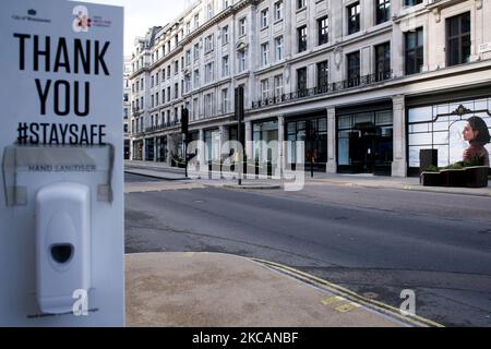 Una Regent Street quasi deserta a Londra, Inghilterra, il 11 marzo 2021. Questa settimana ha segnato la prima fase del lockdown easing del coronavirus in tutta l’Inghilterra, con la riapertura delle scuole e l’allentamento di alcuni limiti sui contatti sociali. I negozi non essenziali, i bar, i ristoranti e le altre aziende del settore alberghiero e del tempo libero rimangono tuttavia chiusi e riapriranno solo il mese prossimo secondo gli orari attuali. (Foto di David Cliff/NurPhoto) Foto Stock