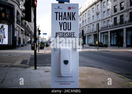 Una stazione di igienizzazione delle mani si trova su una vicina Regent Street a Londra, Inghilterra, il 11 marzo 2021. Questa settimana ha segnato la prima fase del lockdown easing del coronavirus in tutta l’Inghilterra, con la riapertura delle scuole e l’allentamento di alcuni limiti sui contatti sociali. I negozi non essenziali, i bar, i ristoranti e le altre aziende del settore alberghiero e del tempo libero rimangono tuttavia chiusi e riapriranno solo il mese prossimo secondo gli orari attuali. (Foto di David Cliff/NurPhoto) Foto Stock