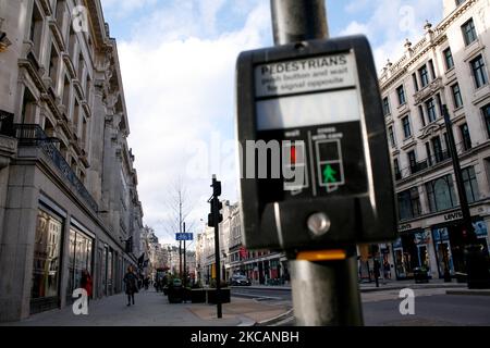 Una Regent Street quasi deserta a Londra, Inghilterra, il 11 marzo 2021. Questa settimana ha segnato la prima fase del lockdown easing del coronavirus in tutta l’Inghilterra, con la riapertura delle scuole e l’allentamento di alcuni limiti sui contatti sociali. I negozi non essenziali, i bar, i ristoranti e le altre aziende del settore alberghiero e del tempo libero rimangono tuttavia chiusi e riapriranno solo il mese prossimo secondo gli orari attuali. (Foto di David Cliff/NurPhoto) Foto Stock