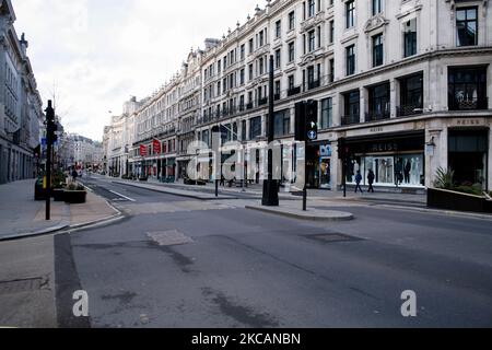 Una Regent Street quasi deserta a Londra, Inghilterra, il 11 marzo 2021. Questa settimana ha segnato la prima fase del lockdown easing del coronavirus in tutta l’Inghilterra, con la riapertura delle scuole e l’allentamento di alcuni limiti sui contatti sociali. I negozi non essenziali, i bar, i ristoranti e le altre aziende del settore alberghiero e del tempo libero rimangono tuttavia chiusi e riapriranno solo il mese prossimo secondo gli orari attuali. (Foto di David Cliff/NurPhoto) Foto Stock