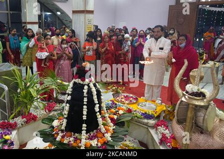 I devoti indù offrono speciali preghiere serali su un Lingam (rappresentazione della divinità Shiva) in un tempio del festival 'Maha Shivratri' ad Ajmer, Rajasthan, India, il 11 marzo 2021. (Foto di Himanshu Sharma/NurPhoto) Foto Stock