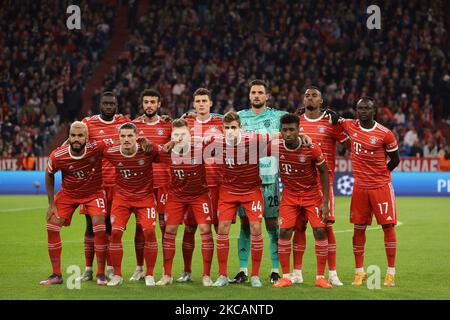 Monaco di Baviera, Germania, 1st novembre 2022. Il Bayern Monaco di Baviera a partire undici line up per una foto di squadra prima del calcio d'inizio, riga posteriore ( L a R ); Dayot Upemancano, Noussair Mazrazoui, Benjamin Pavard, Sven Ulreich, Ryan Gravenberch e Sadio Mane, prima fila ( L-R ); Eric-Maxim Choupo-Moting, Marcel Sabitzer, Joshua Kimmich, Josip Stanisic e Kingsley Coman, nella partita della UEFA Champions League all'Allianz Arena di Monaco. L'immagine di credito dovrebbe essere: Jonathan Moskrop / Sportimage Foto Stock