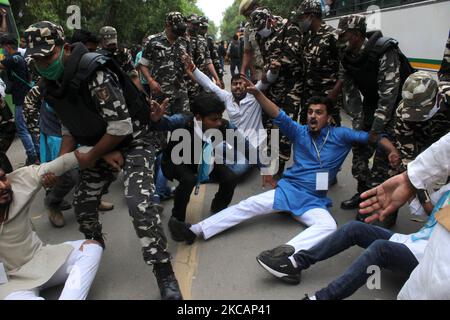 Il personale della polizia di Delhi, insieme alle forze paramilitari, detengono i membri dell'Unione Nazionale studenti dell'India (NSUI), il corpo studentesco del partito del Congresso, mentre protestano contro l'aumento della disoccupazione a Nuova Delhi, in India, il 12 marzo 2021. (Foto di Mayank Makhija/NurPhoto) Foto Stock