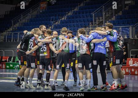 I giocatori di SC Magdeburg festeggiano dopo il loro fianco nella partita LIQUI MOLY Handball-Bundesliga tra SC Magdeburg e HSC 2000 Coburg al GETEC-Arena il 07 marzo 2021 a Magdeburg, Germania. (Foto di Peter Niedung/NurPhoto) Foto Stock