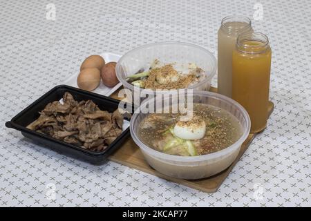 In questa immagine dell'alimento è la società di franchising di consegna di Coupang Coupang mangia gli articoli istante e del kit del pasto. Tutti i materiali di imballaggio per alimenti sono plastica. La Corea del Sud era già uno dei più grandi paesi al mondo che consumavano plastica per capitale prima della pandemia, con persone che utilizzano in media 11,5 chilogrammi di plastica ogni anno. Man mano che sempre più persone si sono bloccate in mezzo alla pandemia del virus della corona a livello domestico hanno iniziato a fare affidamento sugli acquisti online e sulla consegna di cibo, nonché a optare per beni monouso, a causa delle preoccupazioni legate alle infezioni, i rifiuti di plastica si sono accumulati a un ritmo allarmante. (Foto di Seung-il Ryu/NurPhoto) Foto Stock