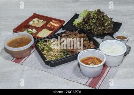 In questa immagine dell'alimento è la società di franchising di consegna di Coupang Coupang mangia gli articoli istante e del kit del pasto. Tutti i materiali di imballaggio per alimenti sono plastica. La Corea del Sud era già uno dei più grandi paesi al mondo che consumavano plastica per capitale prima della pandemia, con persone che utilizzano in media 11,5 chilogrammi di plastica ogni anno. Man mano che sempre più persone si sono bloccate in mezzo alla pandemia del virus della corona a livello domestico hanno iniziato a fare affidamento sugli acquisti online e sulla consegna di cibo, nonché a optare per beni monouso, a causa delle preoccupazioni legate alle infezioni, i rifiuti di plastica si sono accumulati a un ritmo allarmante. (Foto di Seung-il Ryu/NurPhoto) Foto Stock