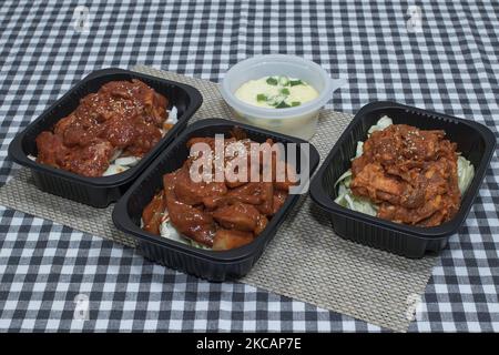 In questa immagine dell'alimento è la società di franchising di consegna di Coupang Coupang mangia gli articoli istante e del kit del pasto. Tutti i materiali di imballaggio per alimenti sono plastica. La Corea del Sud era già uno dei più grandi paesi al mondo che consumavano plastica per capitale prima della pandemia, con persone che utilizzano in media 11,5 chilogrammi di plastica ogni anno. Man mano che sempre più persone si sono bloccate in mezzo alla pandemia del virus della corona a livello domestico hanno iniziato a fare affidamento sugli acquisti online e sulla consegna di cibo, nonché a optare per beni monouso, a causa delle preoccupazioni legate alle infezioni, i rifiuti di plastica si sono accumulati a un ritmo allarmante. (Foto di Seung-il Ryu/NurPhoto) Foto Stock