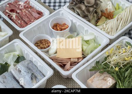 In questa immagine dell'alimento è la società di franchising di consegna di Coupang Coupang mangia gli articoli istante e del kit del pasto. Tutti i materiali di imballaggio per alimenti sono plastica. La Corea del Sud era già uno dei più grandi paesi al mondo che consumavano plastica per capitale prima della pandemia, con persone che utilizzano in media 11,5 chilogrammi di plastica ogni anno. Man mano che sempre più persone si sono bloccate in mezzo alla pandemia del virus della corona a livello domestico hanno iniziato a fare affidamento sugli acquisti online e sulla consegna di cibo, nonché a optare per beni monouso, a causa delle preoccupazioni legate alle infezioni, i rifiuti di plastica si sono accumulati a un ritmo allarmante. (Foto di Seung-il Ryu/NurPhoto) Foto Stock