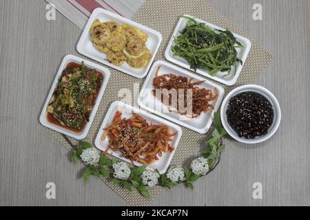 In questa immagine dell'alimento è la società di franchising di consegna di Coupang Coupang mangia gli articoli istante e del kit del pasto. Tutti i materiali di imballaggio per alimenti sono plastica. La Corea del Sud era già uno dei più grandi paesi al mondo che consumavano plastica per capitale prima della pandemia, con persone che utilizzano in media 11,5 chilogrammi di plastica ogni anno. Man mano che sempre più persone si sono bloccate in mezzo alla pandemia del virus della corona a livello domestico hanno iniziato a fare affidamento sugli acquisti online e sulla consegna di cibo, nonché a optare per beni monouso, a causa delle preoccupazioni legate alle infezioni, i rifiuti di plastica si sono accumulati a un ritmo allarmante. (Foto di Seung-il Ryu/NurPhoto) Foto Stock