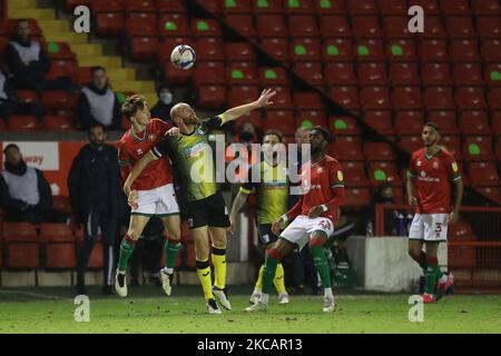 Alfie Bates of Walsall contesta un header con Jason Taylor of Barrow durante la partita della Sky Bet League 2 tra Walsall e Barrow al Banks' Stadium, Walsall, venerdì 12th marzo 2021. (Foto di Mark Fletcher/MI News/NurPhoto) Foto Stock