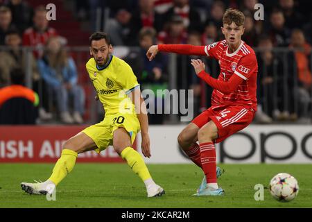 Monaco di Baviera, Germania, 1st novembre 2022. Hakan Calhanoglu del FC Internazionale gioca la palla come Paul Wanner del Bayern Munchen chiude durante la partita UEFA Champions League all'Allianz Arena, Monaco. L'immagine di credito dovrebbe essere: Jonathan Moskrop / Sportimage Foto Stock