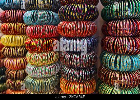 Coloratissimi vetri di vetro visualizzati in un negozio nel mercato di Bangle a Ballimaran nella Vecchia Delhi, India. (Foto di Creative Touch Imaging Ltd./NurPhoto) Foto Stock