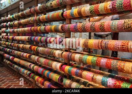 Coloratissimi vetri di vetro visualizzati in un negozio nel mercato di Bangle a Ballimaran nella Vecchia Delhi, India. (Foto di Creative Touch Imaging Ltd./NurPhoto) Foto Stock