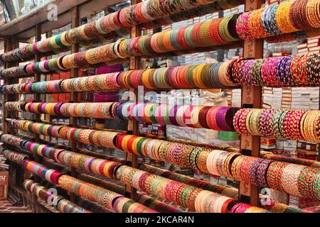 Coloratissimi vetri di vetro visualizzati in un negozio nel mercato di Bangle a Ballimaran nella Vecchia Delhi, India. (Foto di Creative Touch Imaging Ltd./NurPhoto) Foto Stock