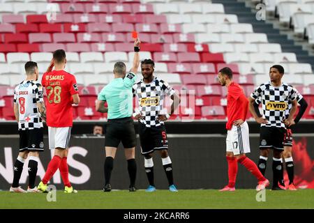 L'arbitro Manuel Mota da Silva presenta un cartellino rosso a Chidozie Awaziem del Boavista FC durante la partita di calcio della Lega Portoghese tra SL Benfica e Boavista FC allo stadio Luz di Lisbona, Portogallo, il 13 marzo 2021. (Foto di Pedro FiÃºza/NurPhoto) Foto Stock