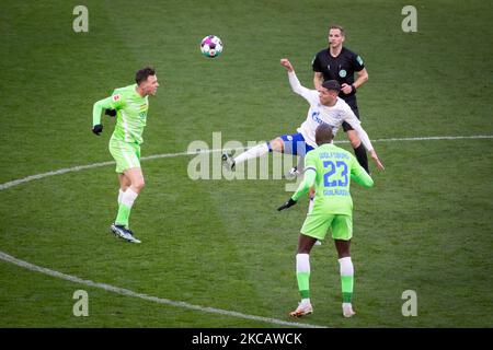 Amine Harit (secondo da destra) di FC Schalke 04 e Yannick Gerhardt (le.) di VfL Wolfsburg vie per la palla durante la partita della Bundesliga tra VfL Wolfsburg e FC Schalke 04 alla Volkswagen Arena il 13 marzo 2021 a Wolfsburg, Germania. (Foto di Peter Niedung/NurPhoto) Foto Stock