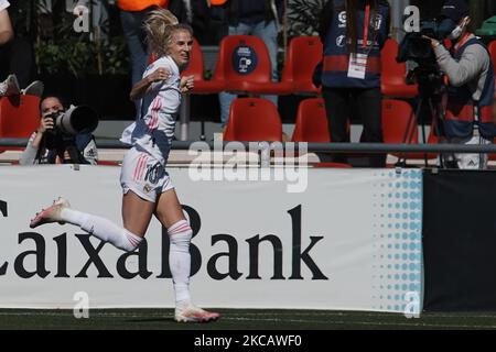 Sofia Jakobsson del Real Madrid festeggia dopo aver segnato il suo primo gol durante la partita Primera Iberdrola tra Club Atletico de Madrid Femenino e Real Madrid Femenino al Wanda Sport Centre il 14 marzo 2021 a Madrid, Spagna. (Foto di Jose Breton/Pics Action/NurPhoto) Foto Stock