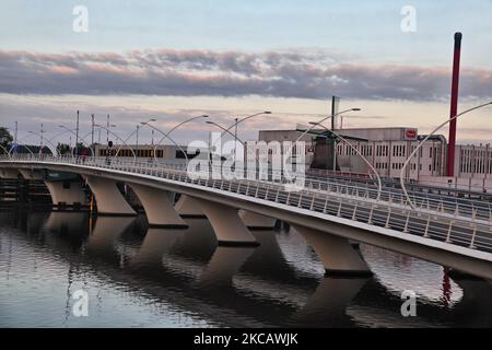 Ponte attraversa un canale al crepuscolo nella piccola città di Zaanse Schans, Olanda, Olanda, Europa. (Foto di Creative Touch Imaging Ltd./NurPhoto) Foto Stock